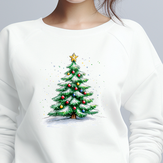 Moteriškas džemperis "Šventinė Eglutė" su šventine eglute, papuošta žvaigžde ir spalvotomis dekoracijomis. Unikalus, nuotaikingas dizainas sukuria Kalėdų dvasią. Puikus pasirinkimas šventiniam sezonui. Moteriški džemperiai, Perkamiausi džemperiai, Naujausi dizainai, Kalėdinių džemperių kolekcija