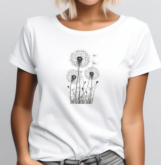 SALE „Pienės Pūkas“ XXS, XS, M Balta marškinėliai su švelniu pienių pūkų motyvu priekyje, elegantiški ir universalūs.