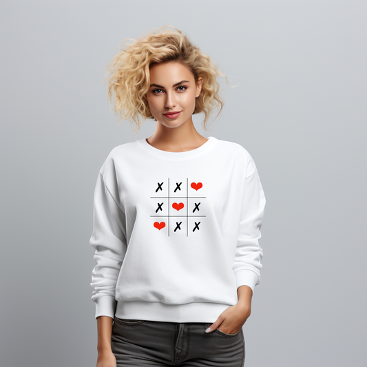 Baltas moteriškas džemperis Love Game su kryžiukų ir širdelių žaidimu, stilingas minimalistinis dizainas