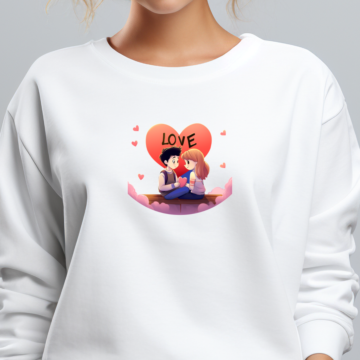 Moteriškas džemperis "Love Is..." - baltas moteriškas džemperis su stilizuotu romantiniu paveiksliuku, vaizduojančiu dvi figūras, sėdinčias prieš raudoną širdį, dekoruotas mažomis rožinėmis širdelėmis, sukuriantis jaukią ir šiltą atmosferą. Visi produktai, Moteriški džemperiai, Valentino dienos kolekcija, Perkamiausi džemperiai, Naujausi dizainai