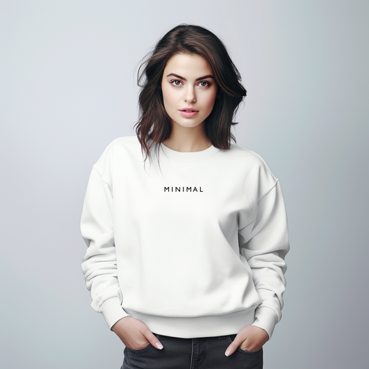 Stilingas baltas moteriškas džemperis su užrašu "MINIMAL". Modernus ir minimalistinis dizainas, puikiai tinkantis kasdieniam dėvėjimui. Designedbyme.lt kolekcijos dalis, atspindinti šiuolaikinį stilių ir paprastumą. Idealus pasirinkimas ieškančioms unikalaus ir patogaus drabužio. Moteriški džemperiai, Naujausi dizainai