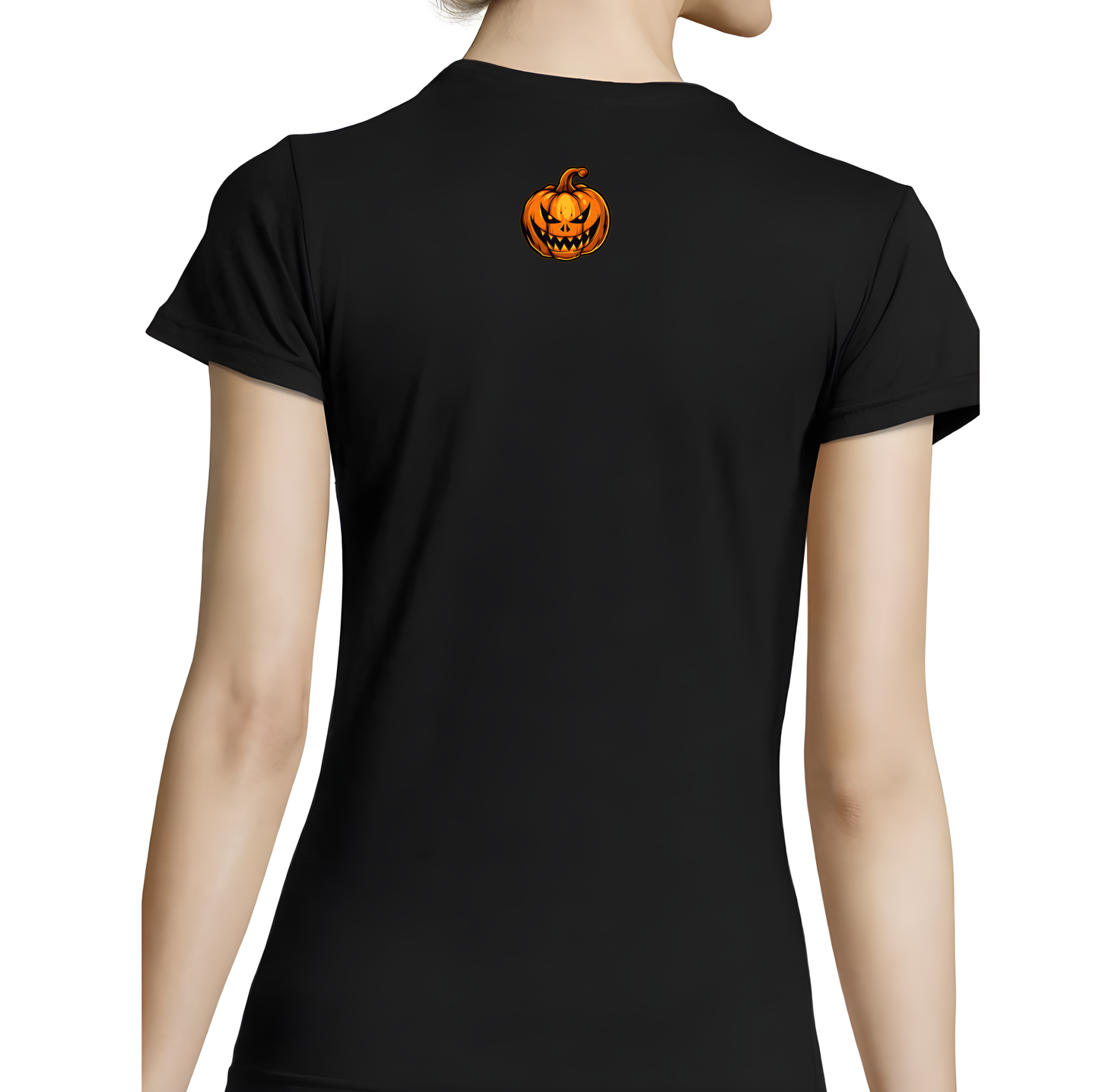 Juodi moteriški marškinėliai su oranžiniu moliūgo logotipu ant nugaros, pagaminti iš ekologiškos medvilnės, išskirtiniai Halloween Wizard linijos marskineliai. Idealus pasirinkimas Halloween stiliui, DesignedByMe.lt, Moteriški marškinėliai, Visi produktai