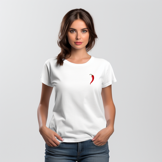 Stilingi balti marškinėliai su ryškia raudona čili pipiro aplikacija, suteikiantys drąsų ir pikantišką akcentą. Unikalus Designedbyme.lt kūrinys, tobula dovana moterims, mėgstančioms išsiskirti. Madingas ir originalus pasirinkimas kasdienai ar ypatingoms progoms. , FINALINIS IŠPARDAVIMAS! NUOLAIDOS IKI -80%