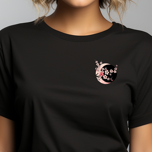 Juodi moteriški marškinėliai su elegantiška sakuros šakos iliustracija, subtiliai puošiančia kairę krūtinės pusę. Rausvi žiedai suteikia kontrastą tamsiam fonui, simbolizuodami pavasario grožį ir atsinaujinimą. Designedbyme.lt unikalus dizainas, Moteriški marškinėliai, Vasaros kolekcija , BESTSELLER'iai , Naujausi dizainai