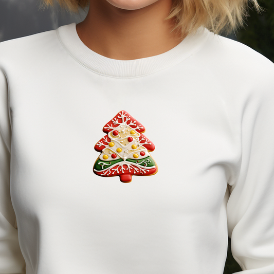 Moteriškas džemperis "Sausainėlis" su spalvinga kalėdine eglute iš sausainių. Šventinis, jaukus ir žaismingas dizainas, puikiai tinkantis žiemos sezonui. Unikalus akcentas jūsų šventinei aprangai. Moteriški džemperiai, Perkamiausi džemperiai, Naujausi dizainai, Kalėdinių džemperių kolekcija