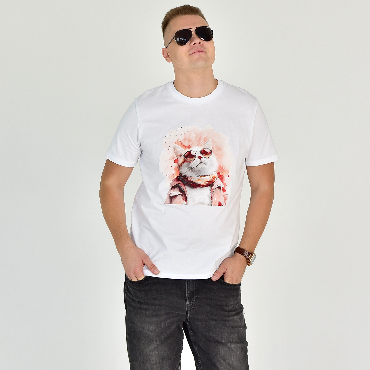 Vyriškas baltas marškinėlis su stilingu katinu, vilkinčiu akinius nuo saulės ir skarelę, Designedbyme.lt, designedbyme, Designed By Me, užrašai ant marškinėlių, vyriski marškinėliai, Visai produktai,  Vasaros kolekcija 