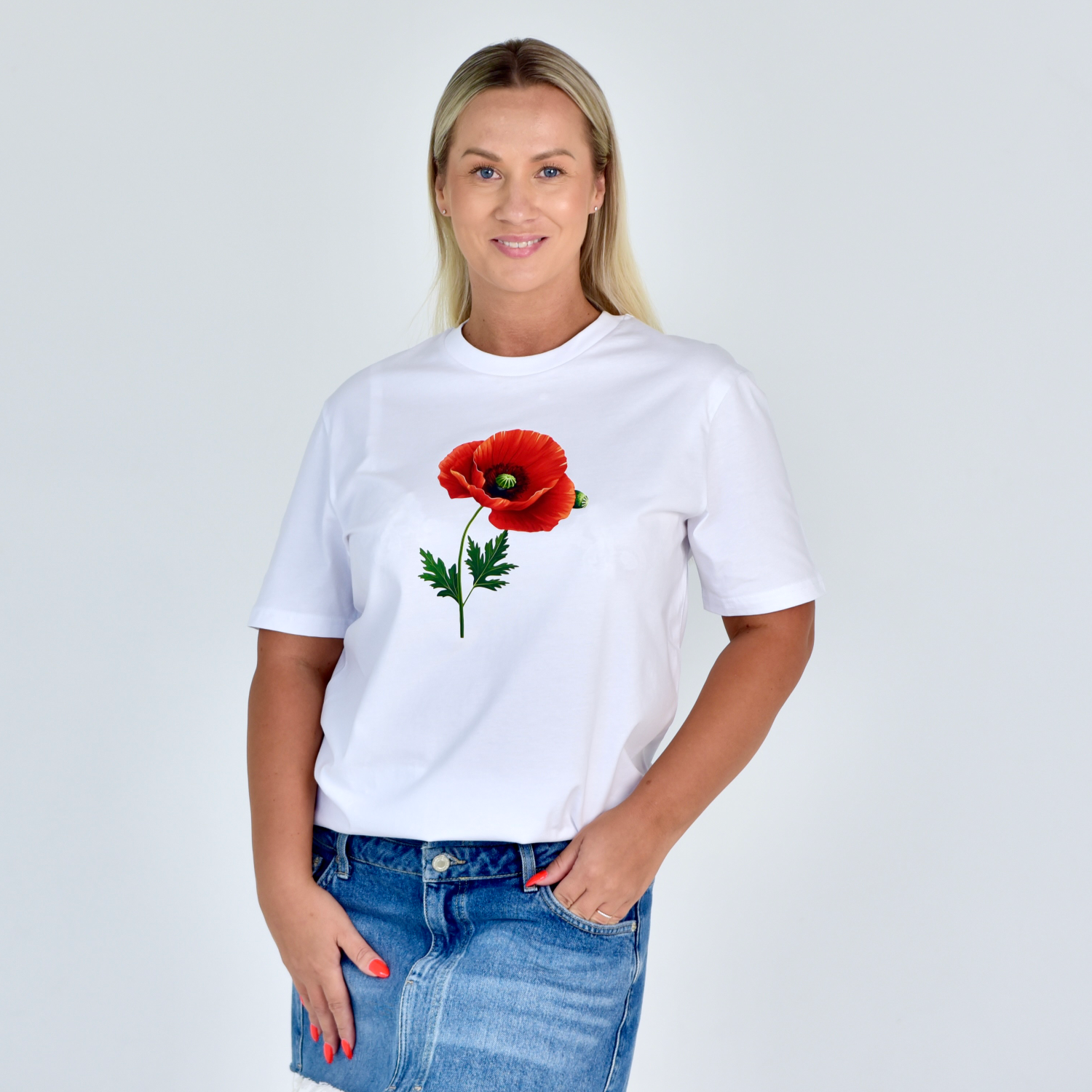 Stilingi balti moteriški marškinėliai su ryškiu raudonu aguonos žiedu, puikiai tinkantys vasarai. Unikalus Designedbyme.lt dizainas, atspindintis gamtos grožį ir modernumą. Idealus pasirinkimas kasdienai ir laisvalaikiui, Moteriški marškinėliai, Vasaros kolekcija, BESTSELLER'iai, Naujausi dizainai