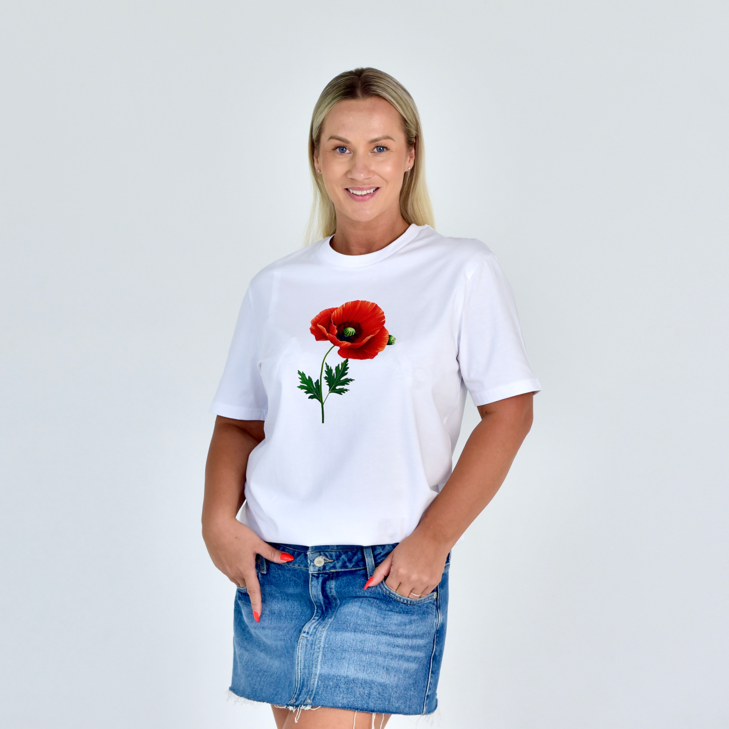 Stilingi balti moteriški marškinėliai su ryškiu aguonos žiedu, idealiai tinkantys vasarai. Unikalus Designedbyme.lt kūrinys, atspindintis gamtos grožį ir modernų stilių, Moteriški marškinėliai, Vasaros kolekcija, BESTSELLER'iai, Naujausi dizainai