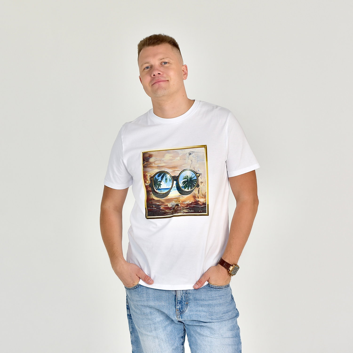 Vyriški marškinėliai "Golden Holiday" su unikaliu dizainu, kuriame dominuoja aukso atspalvių akiniai, puikiai tinka tiek kelionėms, tiek laisvalaikio pramogoms. Sukurti Designedbyme.lt, šie marškinėliai pabrėžia ieškojimus ir naujas perspektyvas. Idealios gimtadienio dovanos vyrams, vyriški marškinėliai, visi produktai,  Vasaros kolekcija .