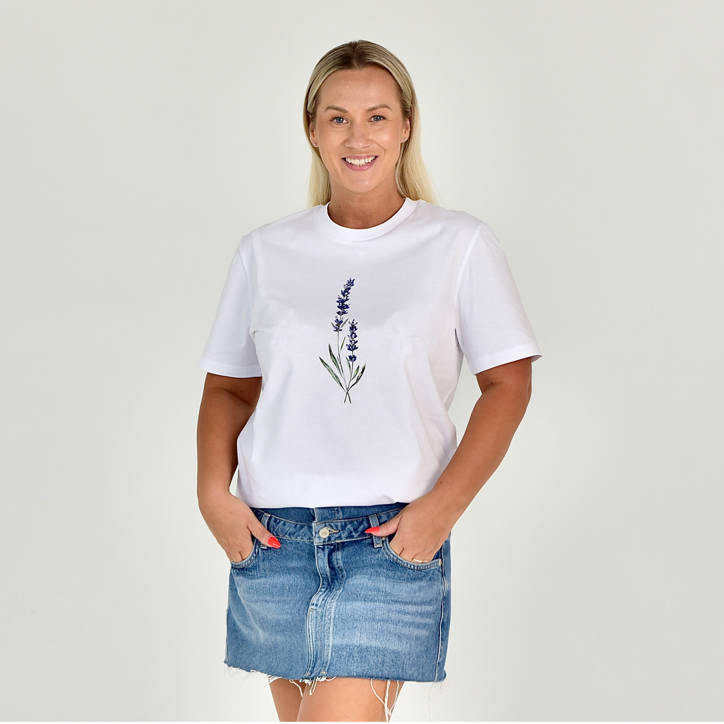 Stilingi balti moteriški marškinėliai su subtiliu levandos žiedo motyvu, puikiai tinkantys kasdieniam dėvėjimui. Designedbyme.lt unikalus dizainas suteikia švelnumo ir natūralaus grožio. Moteriški marškinėliai, Vasaros kolekcija, BESTSELLER'iai, Naujausi dizainai