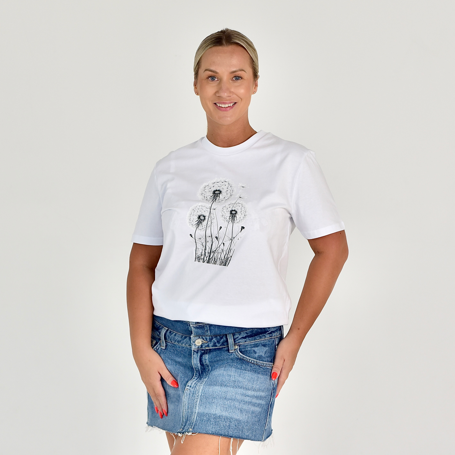 Balti moteriški marškinėliai su subtiliu pienių pūkų piešiniu, elegantiški ir romantiški. Tinka kasdienai ir ypatingoms progoms. Designedbyme.lt originalus dizainas, puiki dovana moteriai. Unikalūs, madingi ir patogūs,  FINALINIS IŠPARDAVIMAS! NUOLAIDOS IKI -80%