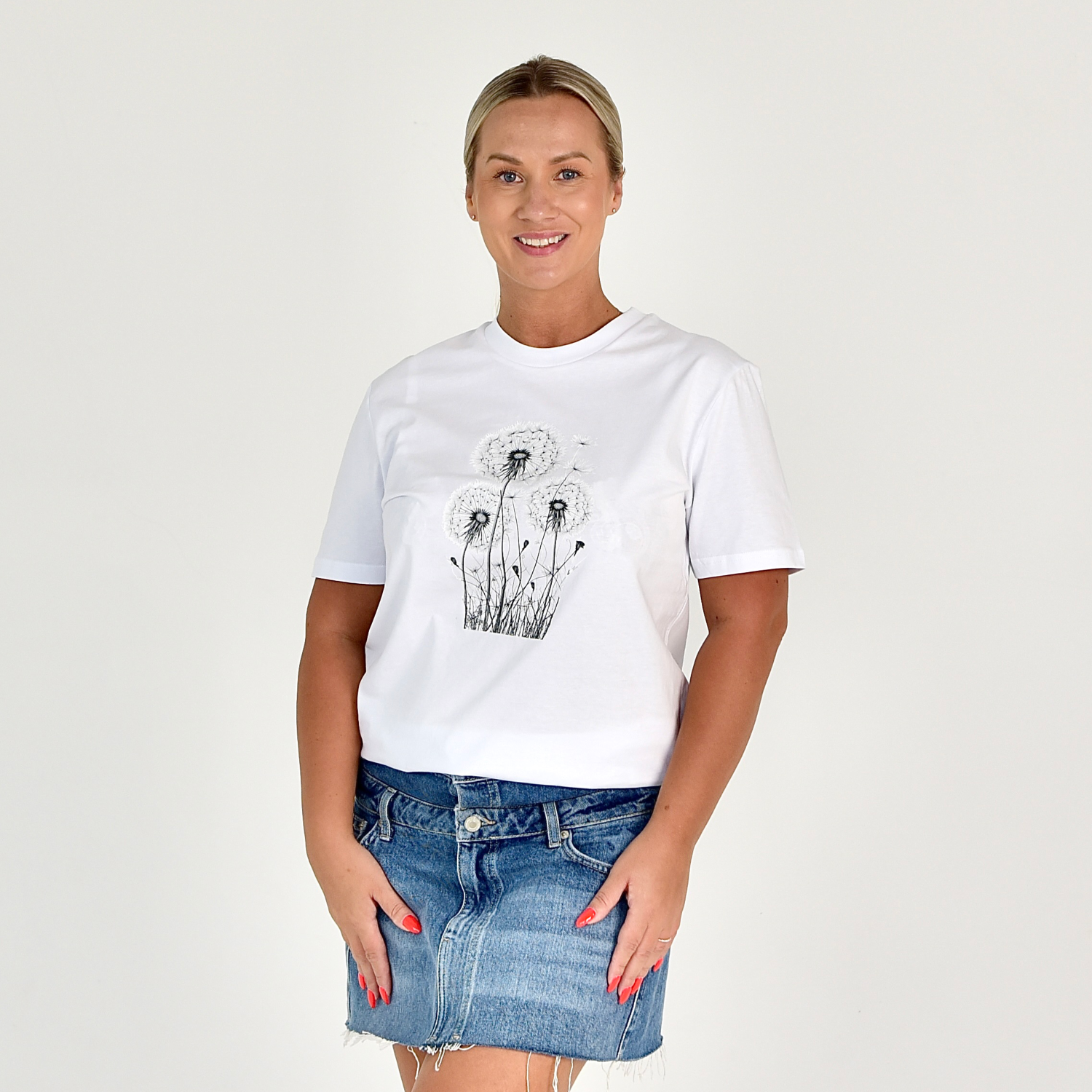 Balti moterų marškinėliai su elegantišku pienių pūkų motyvu, subtiliu dizainu ir universaliu pritaikymu. Designedbyme.lt originalus kūrinys, puikiai tinkantis kasdienai ir ypatingoms progoms. ,  FINALINIS IŠPARDAVIMAS! NUOLAIDOS IKI -80%