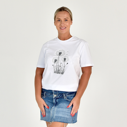 Balti moterų marškinėliai su elegantišku pienių pūkų motyvu, subtiliu dizainu ir universaliu pritaikymu. Designedbyme.lt originalus kūrinys, puikiai tinkantis kasdienai ir ypatingoms progoms. ,  FINALINIS IŠPARDAVIMAS! NUOLAIDOS IKI -80%