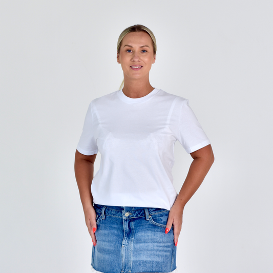 Klasikiniai balti marškinėliai iš organinės medvilnės, puikiai tinkantys kasdieniam dėvėjimui. Unikalus Designedbyme.lt kūrinys, atspindintis šiuolaikinę madą ir kokybę. Patogūs, švelnūs ir ilgaamžiai - tobula dovana bet kuriai progai. Universalus pasirinkimas tiek vyrams, tiek moterims, Balti marškinėliai ir Juodi marškinėliai