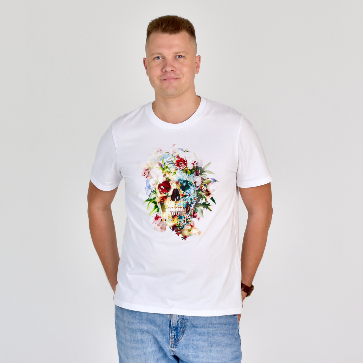 Stilingi balti marškinėliai su spalvingu gėlių kaukolės dizainu, modernaus ir unikalaus stiliaus. Puikiai tinka vasarai ir kasdienai. Designedbyme.lt originalus kūrinys, Vyriški marškinėliai, Vasaros kolekcija, Naujausi dizainai