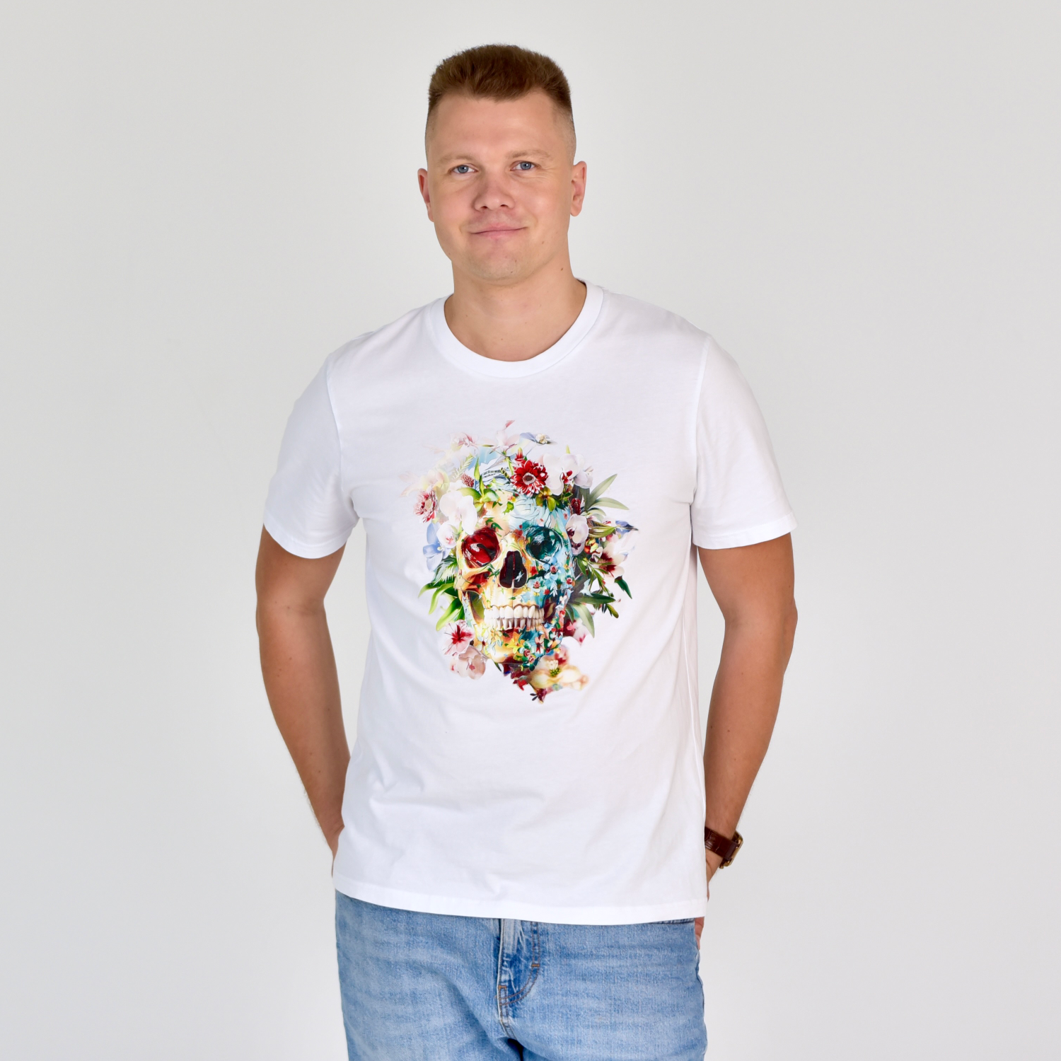 Stilingi balti marškinėliai su spalvingu gėlių kaukolės dizainu, modernaus ir unikalaus stiliaus. Puikiai tinka vasarai ir kasdienai. Designedbyme.lt originalus kūrinys, Vyriški marškinėliai, Vasaros kolekcija, Naujausi dizainai