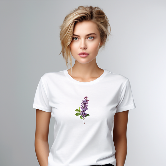 Moteriški marškinėliai “Alyvos” – balti, su subtilia alyvos žiedų iliustracija, lengvi ir moteriški.