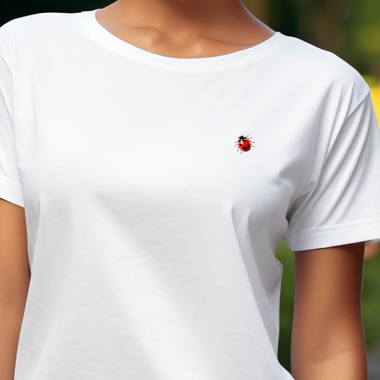 Stilingi balti moteriški marškinėliai su minimalistiniu boružėlės dizainu. Unikalus ir žavingas akcentas kasdieniam įvaizdžiui. Designedbyme.lt kokybė ir originalumas. Puiki dovana ar asmeninis pasirinkimas, Moteriški marškinėliai, Vasaros kolekcija, Naujausi dizainai