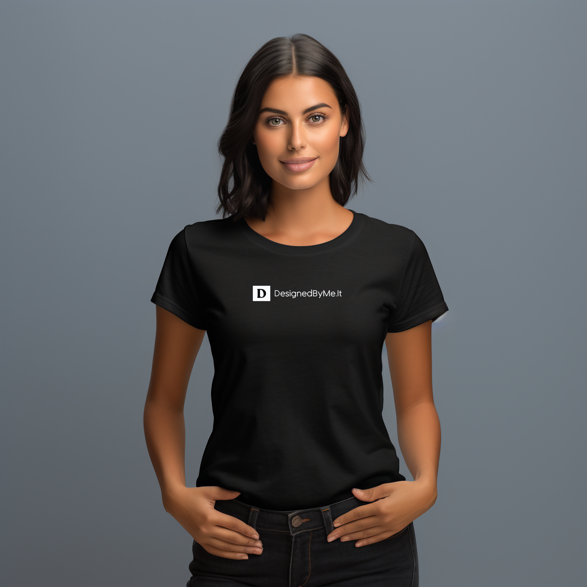 Stilingi juodi marškinėliai su unikaliu "Designedbyme" logotipu. Minimalistinis dizainas, aukštos kokybės medvilnė. Tobulas pasirinkimas šiuolaikiškai moteriai, ieškančiai patogaus ir madingo drabužio. Designedbyme.lt kokybė ir originalumas viename. Moteriški marškinėliai, Naujausi dizainai