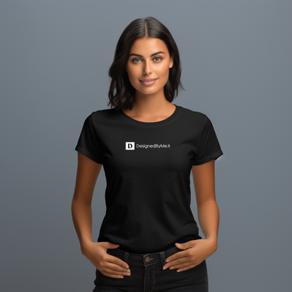 Stilingi juodi marškinėliai su unikaliu "Designedbyme" logotipu. Minimalistinis dizainas, aukštos kokybės medvilnė. Tobulas pasirinkimas šiuolaikiškai moteriai, ieškančiai patogaus ir madingo drabužio. Designedbyme.lt kokybė ir originalumas viename. Moteriški marškinėliai, Naujausi dizainai