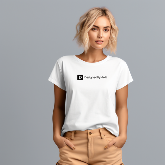 Stilingi ir minimalistiniai balti marškinėliai su "DesignedByMe.lt" logotipu. Aukštos kokybės medvilnė, patogus kirpimas, tinka kasdienai ir ypatingoms progoms. Modernus ir unikalus dizainas, tobula dovana sau ar draugei. Moteriški marškinėliai, Naujausi dizainai