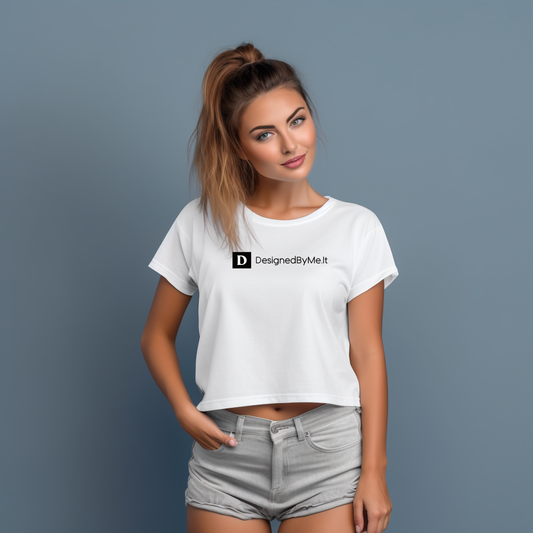 Stilingi balti DesignedByMe.lt marškinėliai moterims, trumpi ir patogūs. Minimalistinis dizainas su juodu logotipu. Madingas derinys su šviesiai pilkais šortais. Tobulas pasirinkimas šiuolaikinei, savimi pasitikinčiai moteriai. Moteriški marškinėliai, Naujausi dizainai