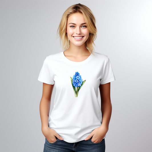 Moteriški marškinėliai „Hiacintas“ – balti marškinėliai su mėlynu hiacinto piešiniu, subtilūs ir elegantiški.