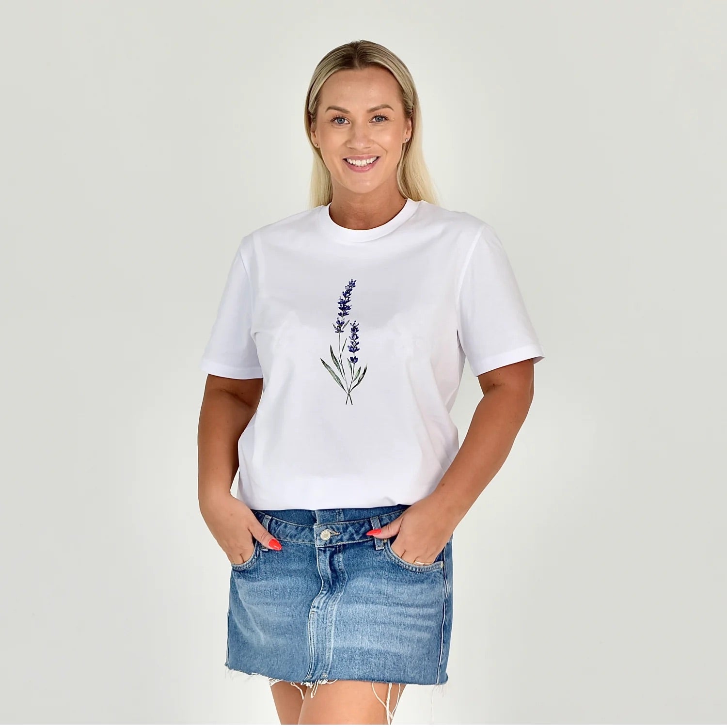 SALE “Levanda” L Balta balti marškinėliai su levandų žiedu, elegantiški ir stilingi kasdieniam dėvėjimui.