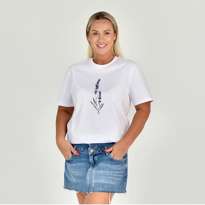SALE “Levanda” L Balta balti marškinėliai su levandų žiedu, elegantiški ir stilingi kasdieniam dėvėjimui.