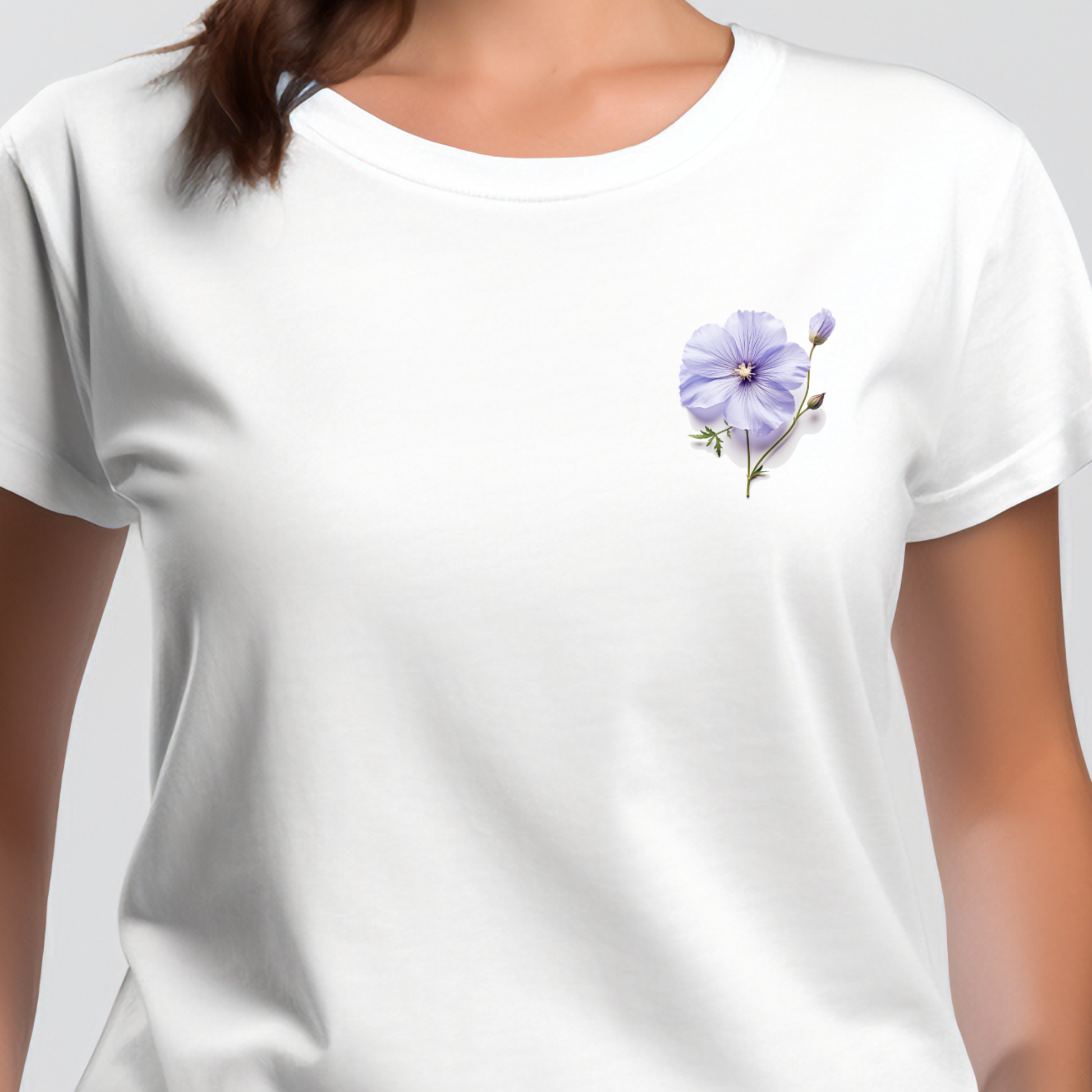 Balti moteriški marškinėliai su subtiliu šviesiai violetinės spalvos lino žiedo piešiniu, atspindinčiu natūralų grožį ir eleganciją. Minimalistinis dizainas puikiai tinka kasdieniam dėvėjimui. Designedbyme.lt unikalus kūrinys, Moteriški marškinėliai, Vasaros kolekcija, Naujausi dizainai