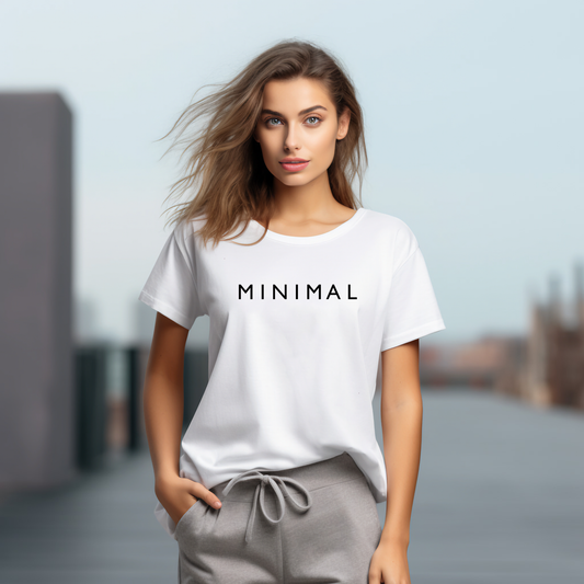 Stilingi balti marškinėliai su užrašu "MINIMAL" - tobulas pasirinkimas šiuolaikinei moteriai. Patogūs ir madingi, puikiai tinka kasdieniam dėvėjimui. Designedbyme.lt kokybė už neįtikėtiną kainą. Unikalus dizainas miesto fone. ,  FINALINIS IŠPARDAVIMAS! NUOLAIDOS IKI -80%