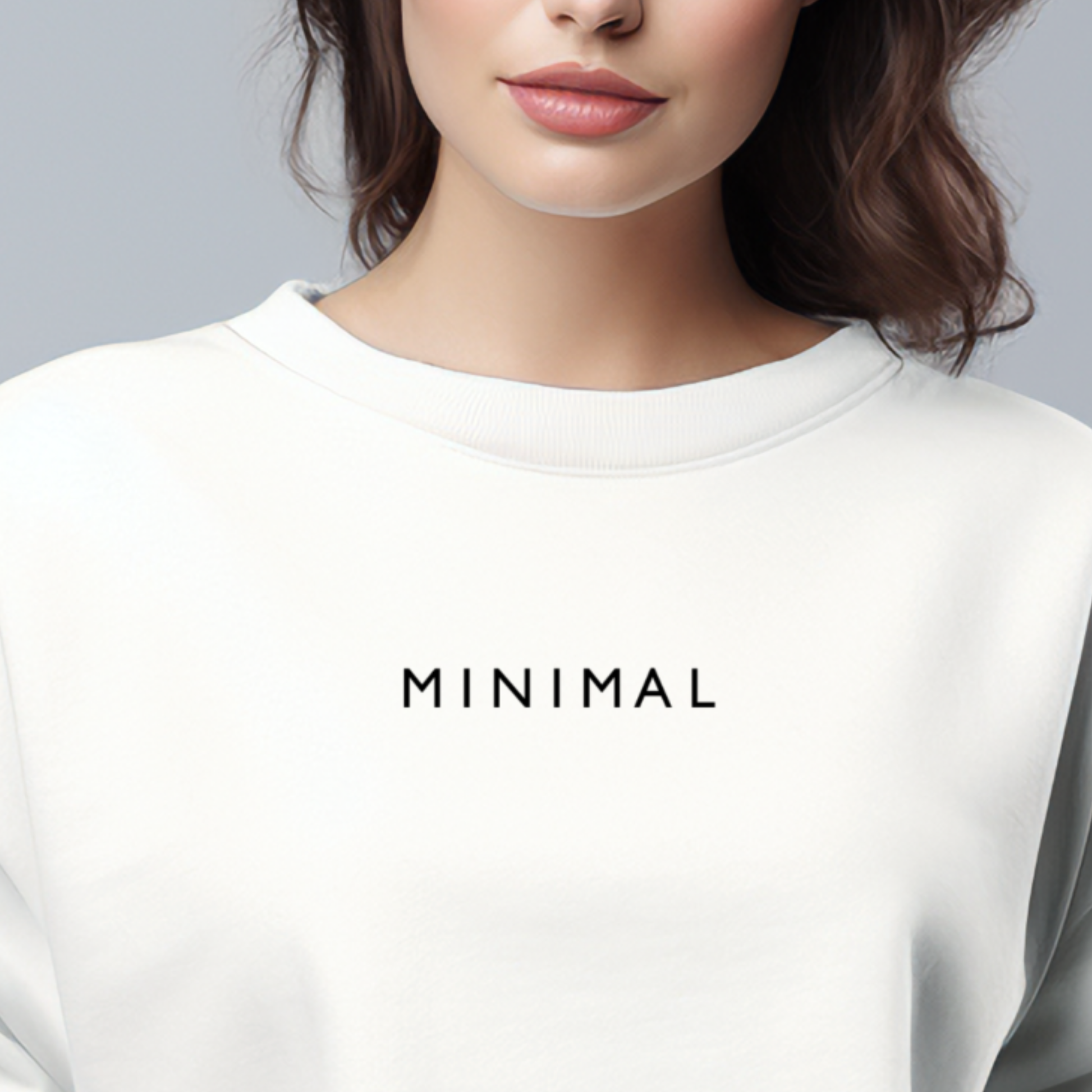 Stilingas baltas moteriškas džemperis su minimalistiniu "MINIMAL" užrašu. Modernus ir unikalus dizainas, puikiai tinkantis kasdieniam dėvėjimui. Designedbyme.lt kolekcijos dalis, atspindinti šiuolaikinį ir paprastą stilių. Moteriški džemperiai, Naujausi dizainai