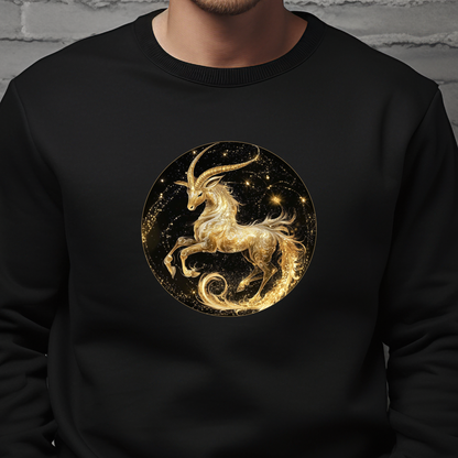 Juodas vyriškas džemperis su auksiniu Ožiaragio zodiako ženklo atvaizdu. Elegantiškas ir stilingas dizainas, atspindintis Ožiaragio charakterį ir jėgą. Puikus pasirinkimas moderniam vyrui. Vyriškas džemperis su zodiako ženklu "Ožiaragis", Vyriški džemperiai, Perkamiausi džemperiai, Naujausi dizainai, Zodiako ženklų kolekcija