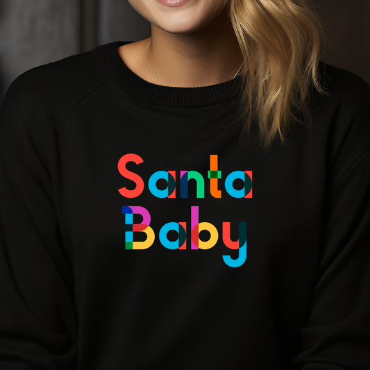 Juodas moteriškas džemperis su ryškiaspalviu "Santa Baby" užrašu. Stilingas ir žaismingas dizainas, puikiai tinkantis šventiniam sezonui. Unikalus Designedbyme.lt kūrinys, atspindintis modernų ir linksmą požiūrį į Kalėdas. Moteriškas džemperis "Santa Baby" Black, Moteriški džemperiai,Perkamiausi džemperiai,Naujausi dizainai, Kalėdinių džemperių kolekcija