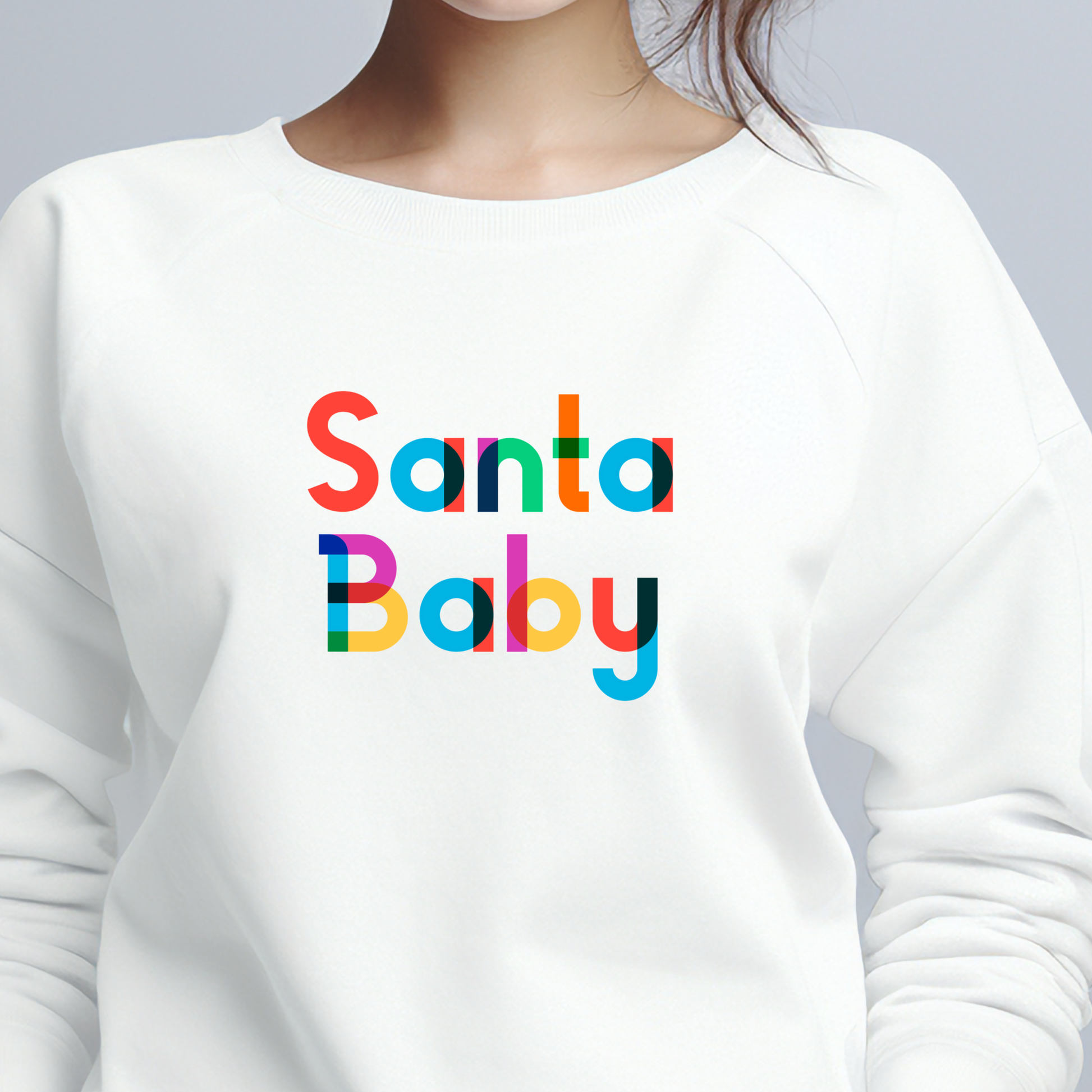 Moteriškas džemperis "Santa Baby" White su žaismingu, spalvingu užrašu. Unikalus, šventinis dizainas, puikiai tinkantis kalėdiniam sezonui. Designedbyme.lt originalus kūrinys. Moteriški džemperiai, Perkamiausi džemperiai, Naujausi dizainai, Kalėdinių džemperių kolekcija