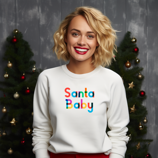 Baltas moteriškas džemperis su spalvingu užrašu "Santa Baby", puikiai tinkantis šventiniam sezonui. Modernaus dizaino, linksmas ir žaismingas. Moteriškas džemperis "Santa Baby" White, Moteriški džemperiai, Perkamiausi džemperiai, Naujausi dizainai, Kalėdinių džemperių kolekcija