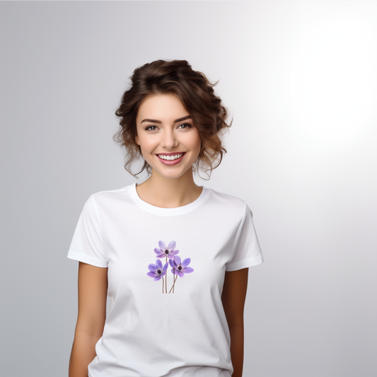Moteriški marškinėliai “Žibutė” – balti marškinėliai su violetinių žibučių puokštele, pavasario gaiva ir lengvumu.