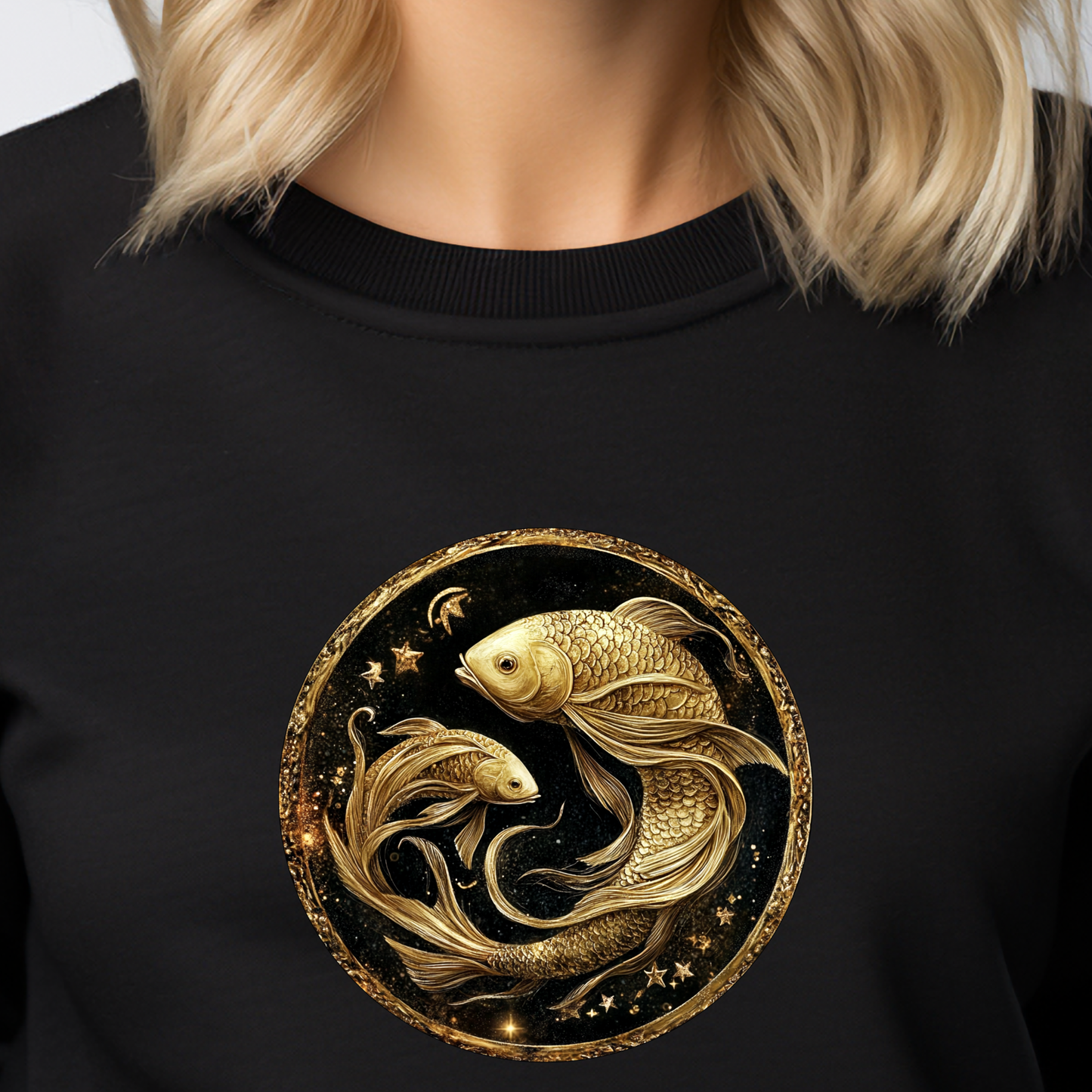 Moteriškas džemperis su zodiako ženklu "Žuvys". Juodas džemperis su auksiniu žuvų zodiako simboliu. Elegantiškas ir modernus dizainas. Unikalus astrologinis akcentas madingiems drabužiams. Moteriški džemperiai, Perkamiausi džemperiai, Naujausi dizainai, Zodiako ženklų kolekcija