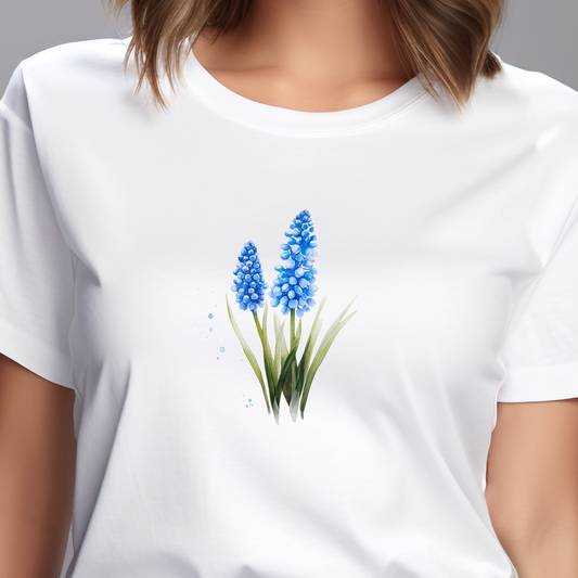 Moteriški marškinėliai “Žydrė” – balti marškinėliai su subtiliu pakalnučių motyvu, spinduliuojantys eleganciją.