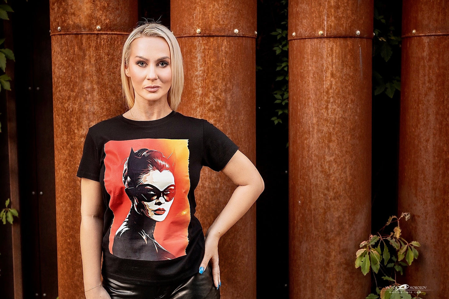 Stilingi juodi marškinėliai su ryškiu Catwoman atvaizdu, dėvimi elegantiškos blondinės. Modernūs ir unikalūs, atspindintys drąsą ir nepriklausomybę. Puikus pasirinkimas kasdienai ir ypatingoms progoms. Designedbyme.lt kokybės garantija, Moteriški marškinėliai,  Naujausi dizainai