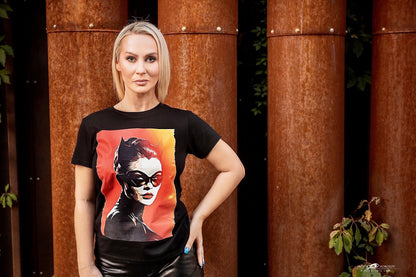 Stilingi juodi marškinėliai su ryškiu Catwoman atvaizdu, dėvimi elegantiškos blondinės. Modernūs ir unikalūs, atspindintys drąsą ir nepriklausomybę. Puikus pasirinkimas kasdienai ir ypatingoms progoms. Designedbyme.lt kokybės garantija, Moteriški marškinėliai,  Naujausi dizainai