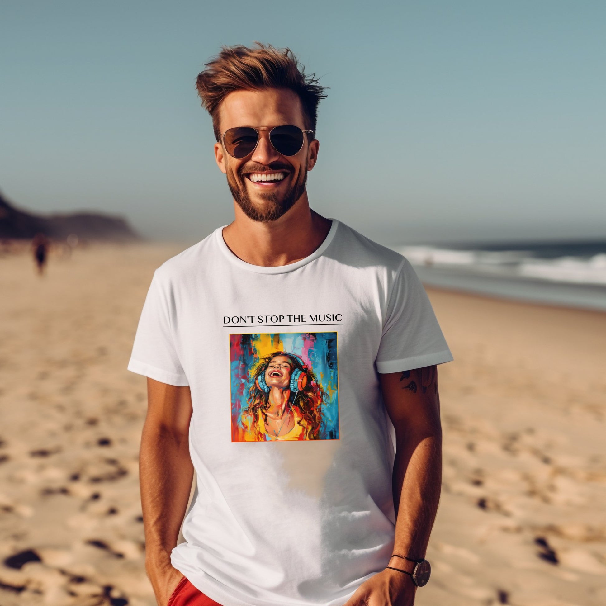 Vyriškis paplūdimyje dėvi baltus marškinėlius su užrašu „Don't Stop the Music“, kuriuos puošia spalvingas, energingas portretas, Designedbyme.lt, designedbyme, Designed By Me, marškinėliai, marškinėliai vyrams, Visi produktai, ☀️ Vasaros kolekcija ☀️
