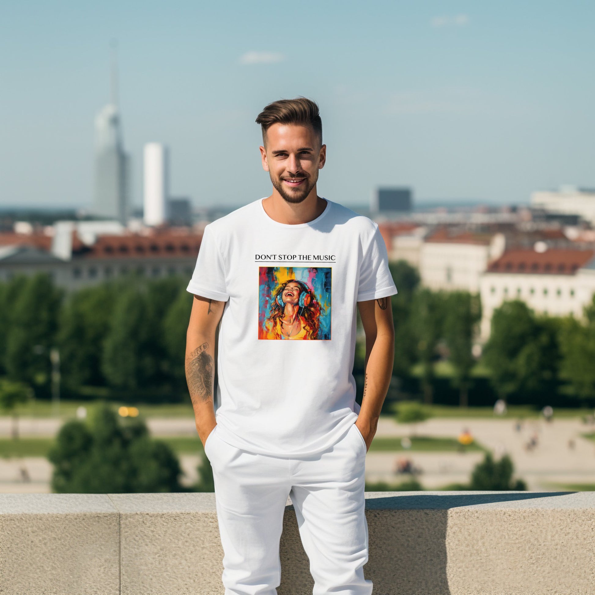 Jaunas vyras, vilkintis baltus marškinėlius „Don't Stop the Music“ su energingu portretu ir ryškiomis spalvomis, stovintis ant stogo su miesto panorama fone. Designedbyme.lt, designedbyme, Designed By Me, marskineliai, Marškinėliai, vyriški marškinėliai, Visig produktai, ☀️ Vasaros kolekcija ☀️