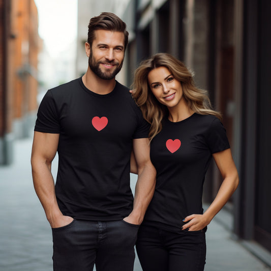 Stilingi juodi marškinėliai poroms su raudona širdele, tobula dovana mylimiesiems. Minimalistinis dizainas, patogūs ir elegantiški. Designedbyme.lt kolekcija - originalūs marškinėliai su spauda. Ypatingos dovanos moterims ir vyrams,  FINALINIS IŠPARDAVIMAS! NUOLAIDOS IKI -80%