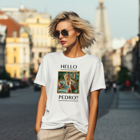 Stilingi balti marškinėliai su unikaliu "Hello Pedro?" printu, dėvimi miesto fone. Madingas derinys su saulės akiniais ir trumpais plaukais. Designedbyme.lt originalus dizainas, puikus vasaros pasirinkimas. , Moteriški marškinėliai, Vasaros kolekcija , Naujausi dizainai