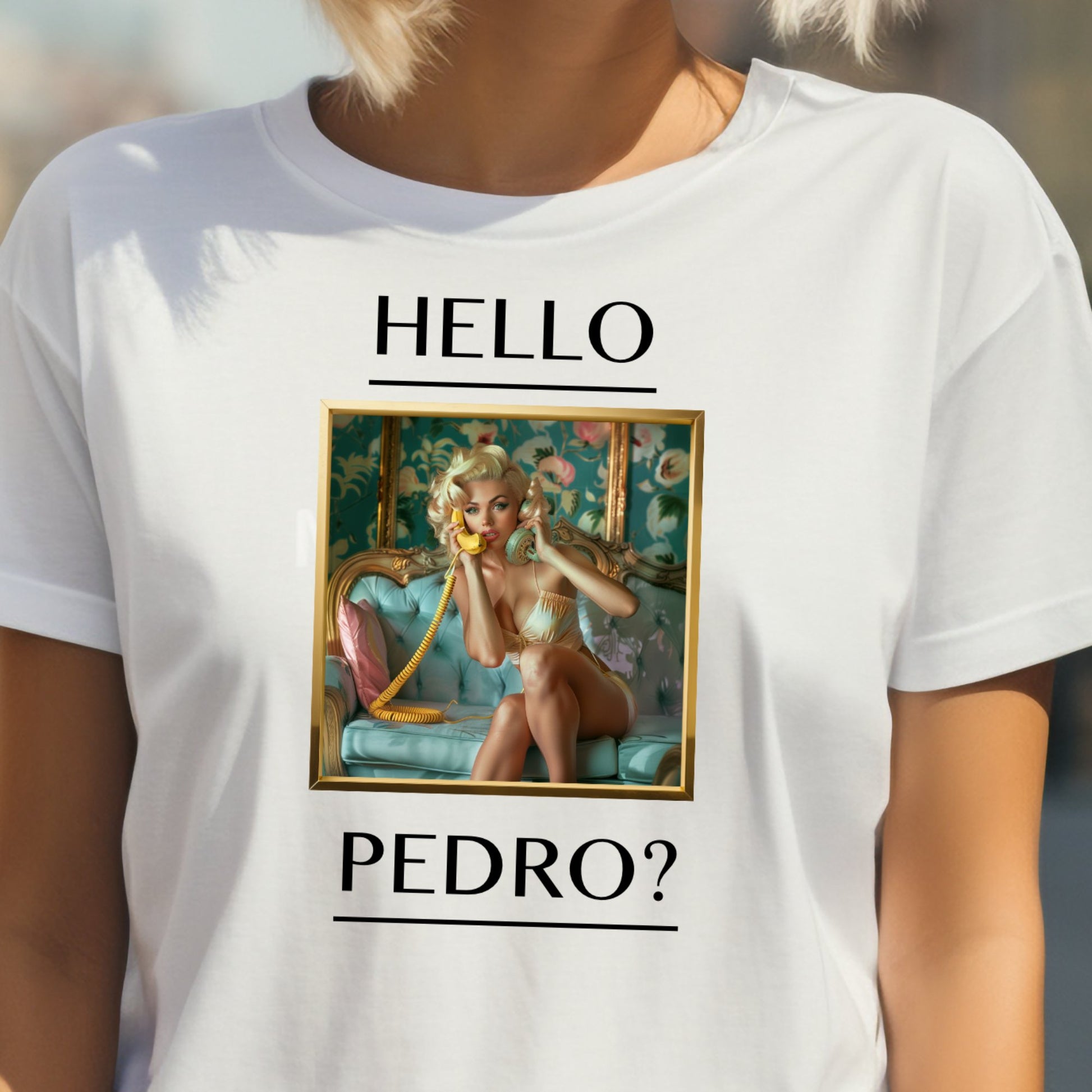 Stilingi balti moteriški marškinėliai su originaliu užrašu "Hello Pedro?" ir prabangiu vintage portretu. Unikalus dizainas, puikiai tinkantis kasdienai ir šventėms. Designedbyme.lt kūrinys, atspindintis modernumą ir klasiką, Moteriški marškinėliai, Vasaros kolekcija, Naujausi dizainai