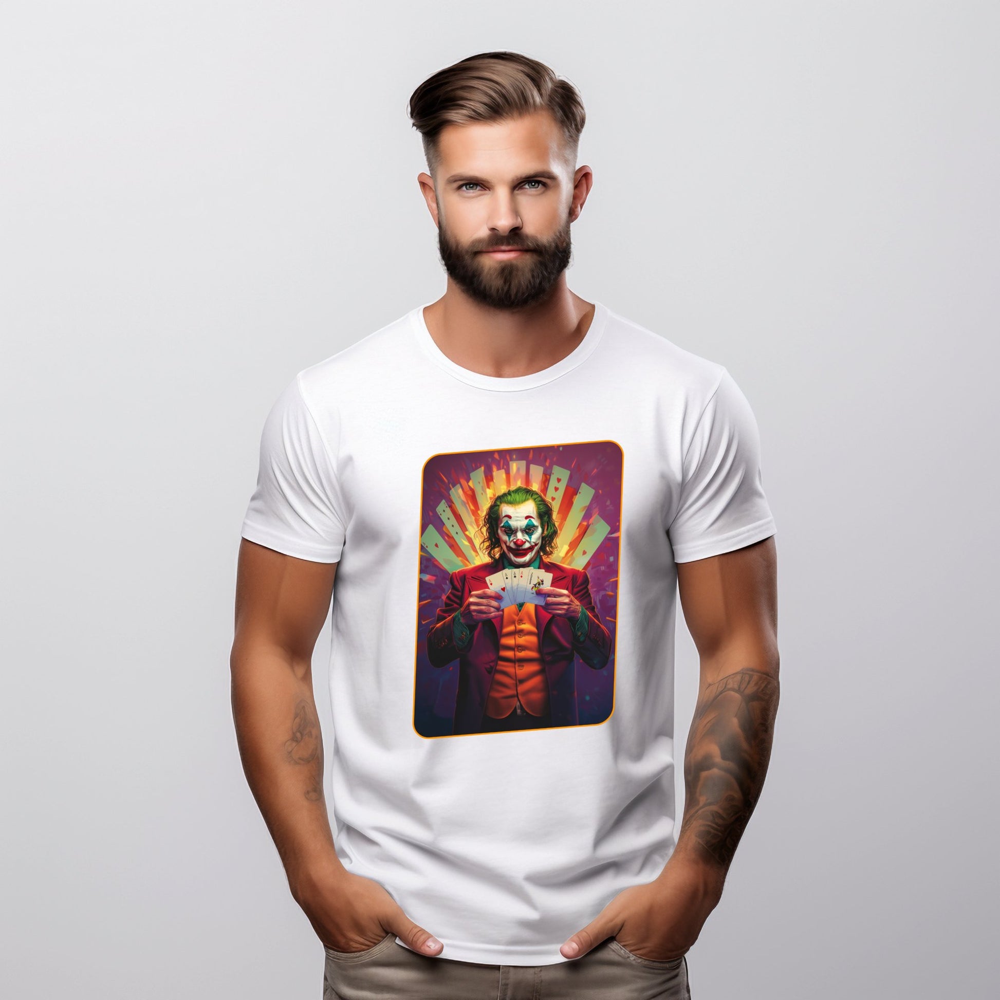 Vyro modelis, vilkintis baltus marškinėlius su „Joker” iliustracija, atspindinčia spalvingą ir žaismingą stilių, Designedbyme.lt, Designed By Me, vyriski marskineliai, maikutės vyrams, Vyriški marškinėliai, Naujausi dizainai