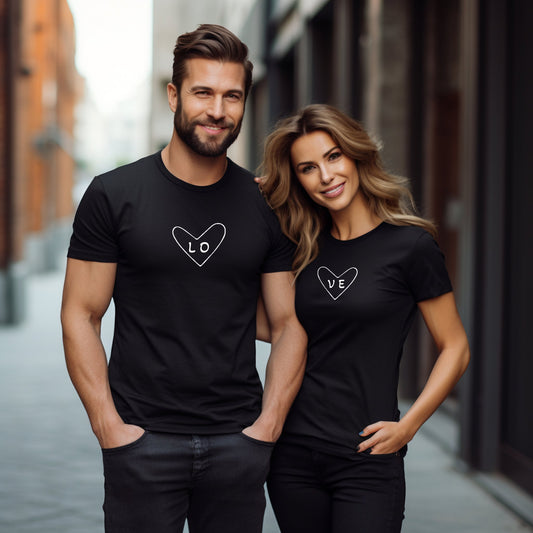 Stilingi juodi marškinėliai poroms su minimalistiniu "LO VE" užrašu. Subtilus ir šiuolaikiškas būdas išreikšti meilę. Unikalus Designedbyme.lt dizainas, tobula dovana Valentino dienai. Vyriški marškinėliai,Moteriški marškinėliai, Valentino dienos kolekcija , Naujausi dizainai