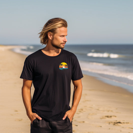 Vyras dėvintis juodus marškinėlius su minimalistiniu dizainu - palmių ir saulėlydžio vaizdu, stovintis paplūdimyje; marškinėliai "Magic Island" iš Designedbyme.lt, puiki dovana vyrams, tinkama tiek paplūdimiui, tiek miesto išvykoms, Vyriški marškinėliai,Visi produktai