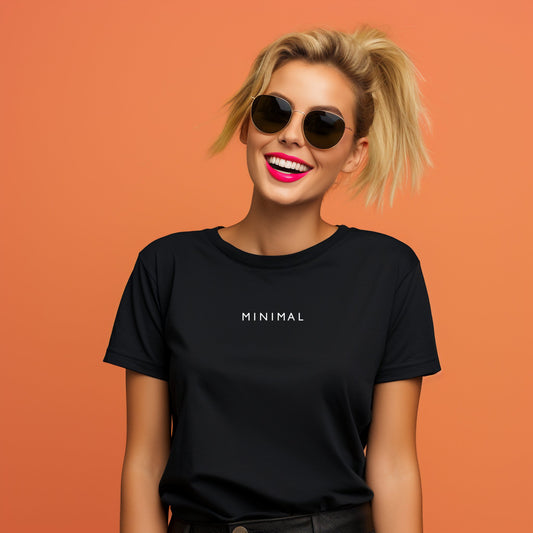 Stilingi juodi "Minimal" marškinėliai, dėvimi šypsančios moters su saulės akiniais, oranžiniame fone. Populiarus ir minimalistinis dizainas, tobula dovana moterims. Designedbyme.lt kokybė ir originalumas,  FINALINIS IŠPARDAVIMAS! NUOLAIDOS IKI -80%